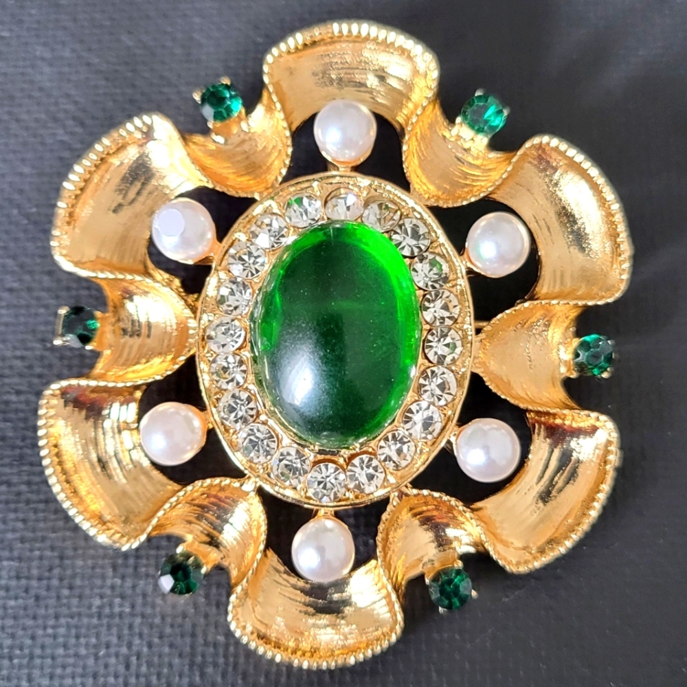 Beautiful Goldtone  Green Acrylic & Faux Pearl Brooch